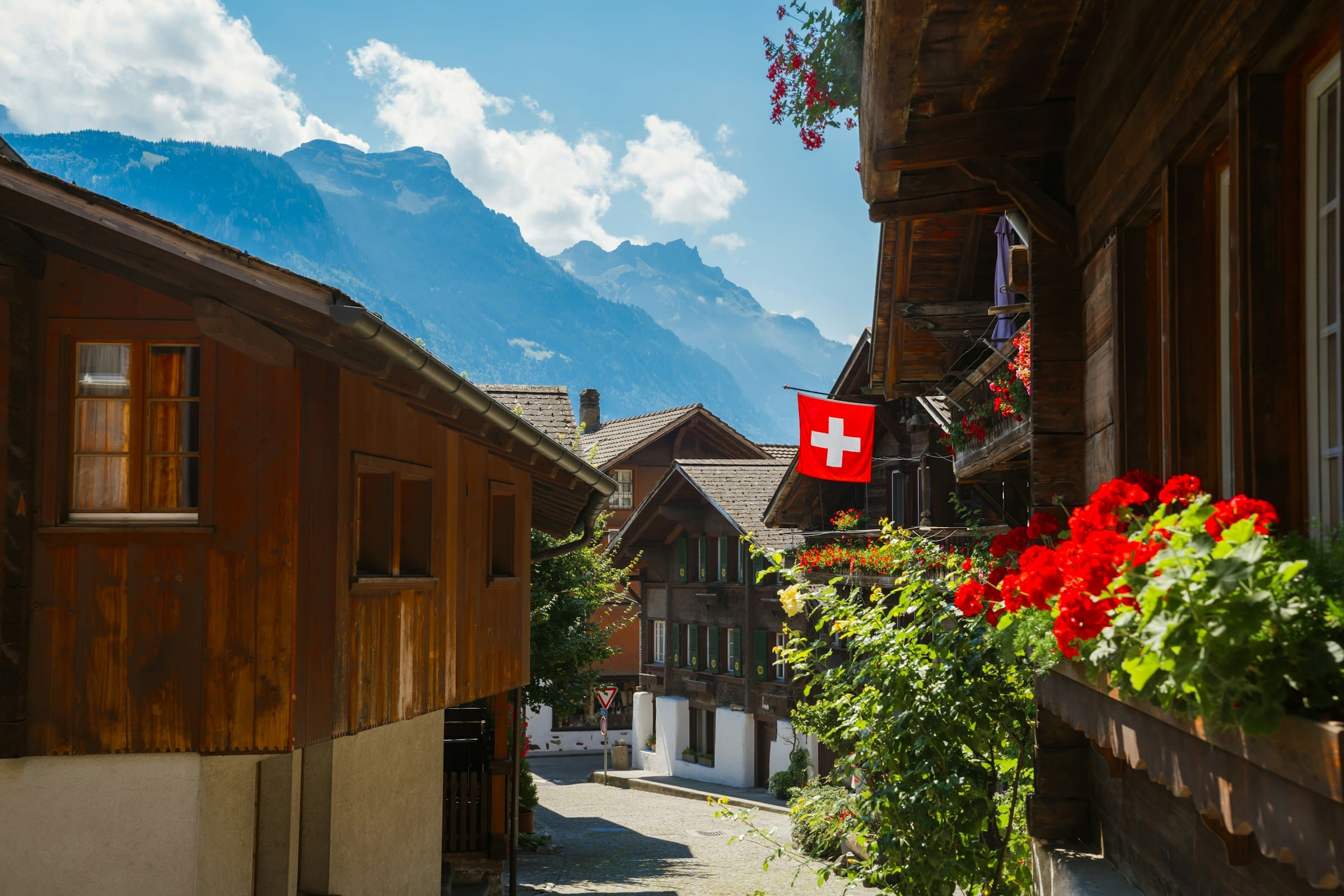 Alpine Dorfstrasse im Berner Oberland